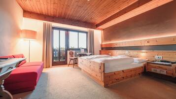 Double Room, Balcony, Mountain View (mit Südbalkon und Dolomitenblick) | In-room safe, individually decorated, individually furnished, desk