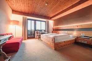 Double Room, Balcony, Mountain View (mit Südbalkon und Dolomitenblick) | In-room safe, individually decorated, individually furnished, desk - Hotel Ansitz Kematen Ritten (Renon)
