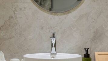 Executive Double Room, Non Smoking | Bathroom amenities | Shower, free toiletries, hair dryer, slippers