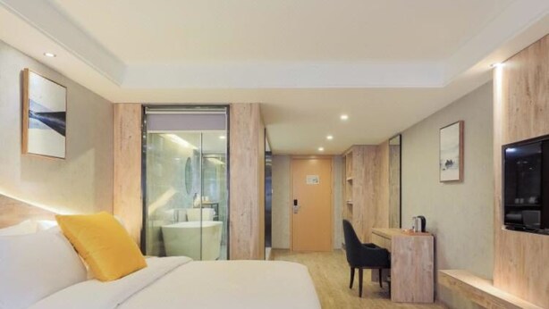 A modern hotel room with a large bed, a desk, and a TV. - Vyluk Hotel Chongqing Airport (Chongqing)