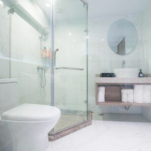 Exclusive Double Room, Non Smoking | Bathroom | Shower, free toiletries, hair dryer, slippers - Vyluk Hotel Chongqing Airport (Chongqing)