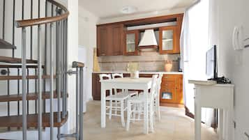 Apartamento, 2 quartos | Área de estar | TV de tela plana