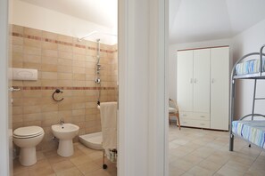 Appartement, 2 chambres | Salle de bain | Douche, bidet, serviettes fournies, shampooing