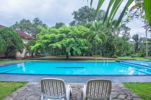 Outdoor pool - Randiya Epiliyagoda Resort (Eheliyagoda)
