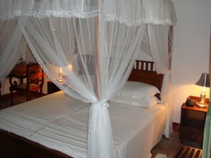 Cortinas blackout, wifi gratis y ropa de cama 