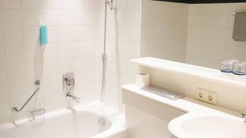 Un baño con bañera, inodoro y lavamanos.