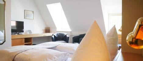 Kamar Double Comfort | Brankas, meja kerja, ruang kerja ramah laptop, dan tirai kedap cahaya