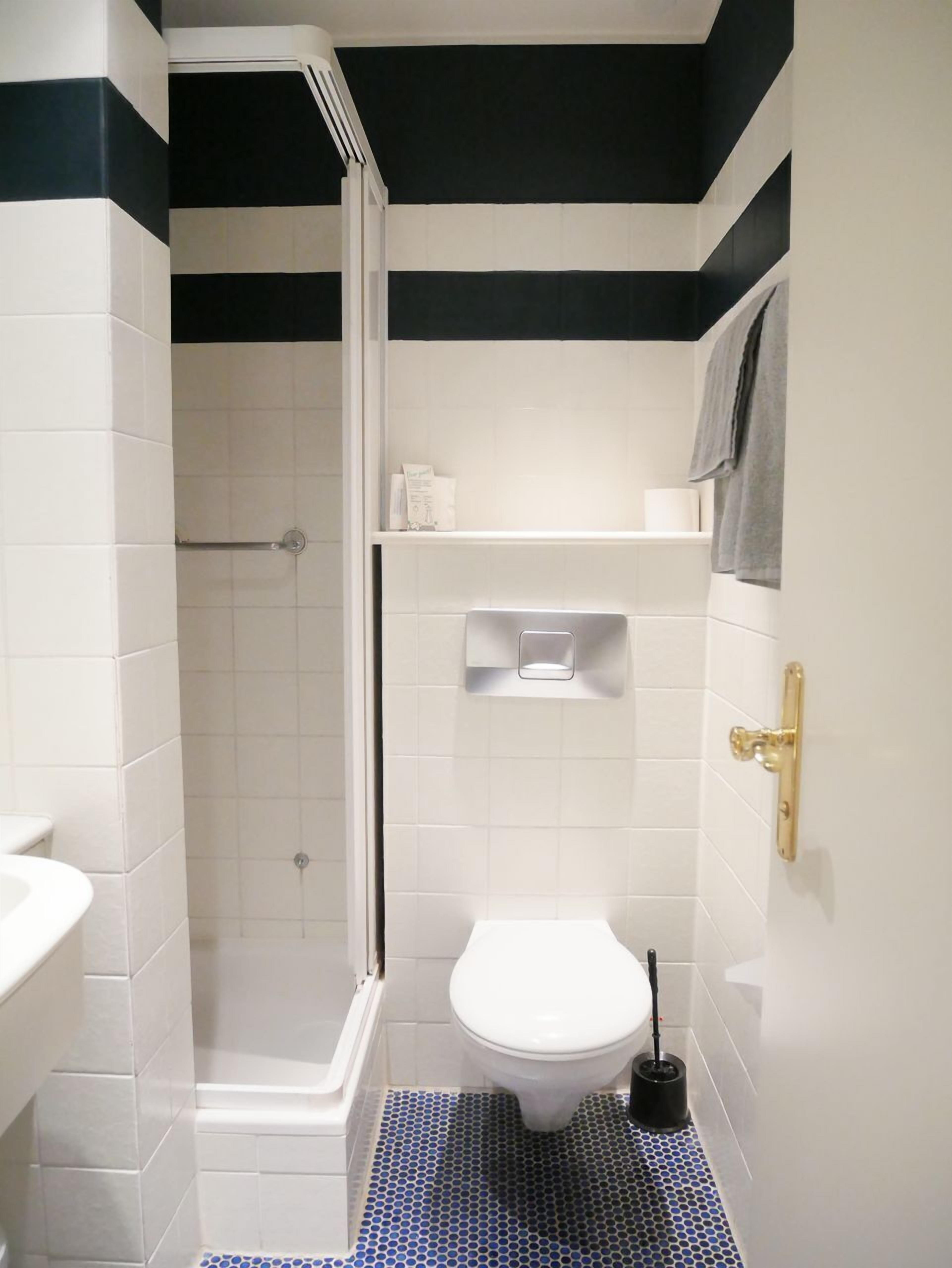 Un baño con ducha, inodoro y lavamanos.