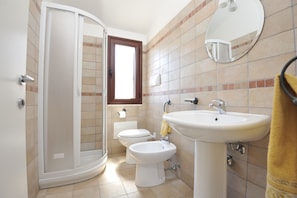 Apartment, 2 Schlafzimmer | Badezimmer | Dusche, Handtücher, Toilettenpapier