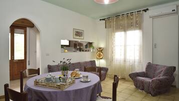 Apartamento, 2 quartos | Opções para refeição no quarto