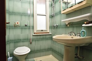 Apartment, 2 Bedrooms | Bathroom | Shower, towels - Casa di Zio Mario A (Baunei)