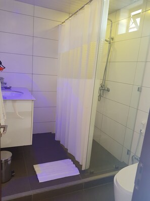 Habitación triple estándar, vistas a la ciudad | Baño | Ducha y bañera combinadas y artículos de higiene personal gratuitos