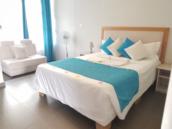 Habitación clásica doble, vistas a la ciudad | Caja fuerte, cortinas opacas, tabla de planchar con plancha