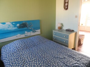 2 bedrooms, travel cot, free WiFi