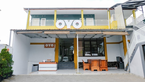 A two-story building with a prominent 'OYO' sign on the facade. - OYO 894 Nusa Indah Homestay Syariah (Batu)