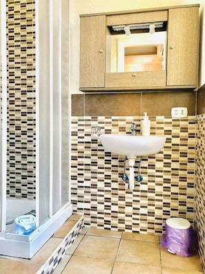 Chambre double, salle de bain privée (Magma) | Salle de bain | Douche, articles de toilette (gratuits), séchoir à cheveux, bidet