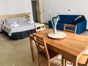 Studio, 1 grand lit et 1 canapé-lit, coin cuisine (Cratere) | Coin séjour | Télévision à écran plat