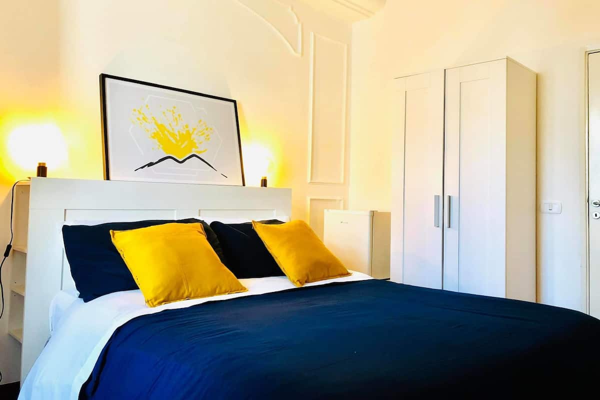 Habitación doble, baño privado (Magma) | Ropa de cama de alta calidad, wifi gratis y decoración personalizada