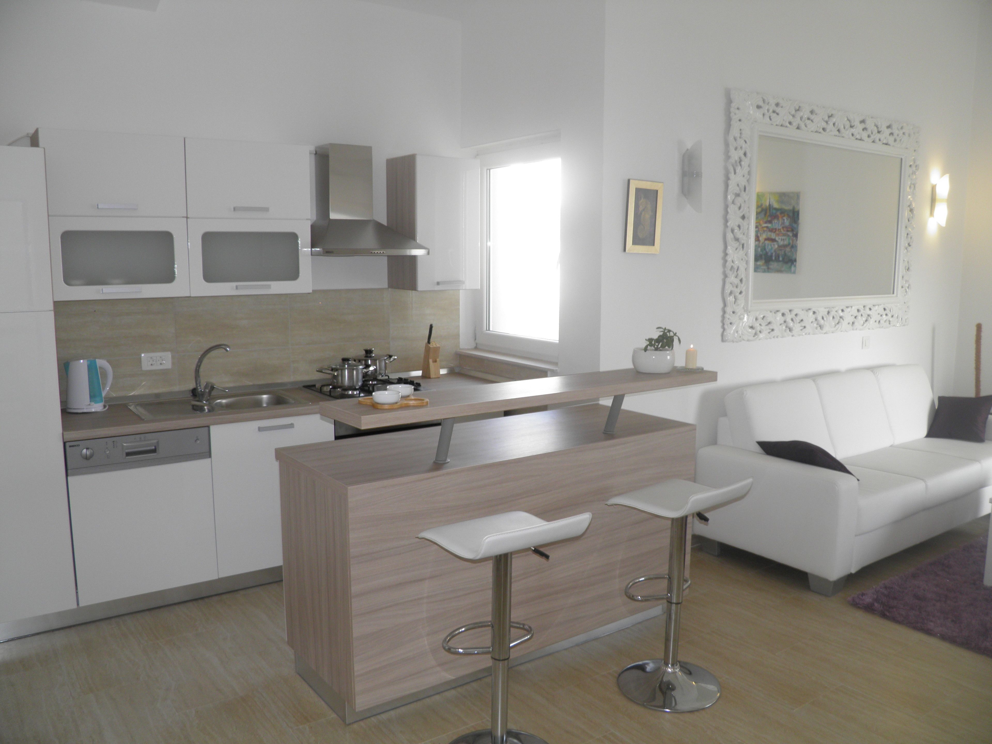 Departamento Confort | Cocina privada | Refrigerador con congelador, horno, parrilla de estufa y lavavajillas 