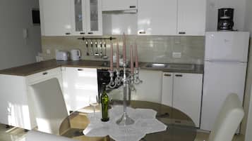 Romantisches Apartment | Essbereich im Zimmer