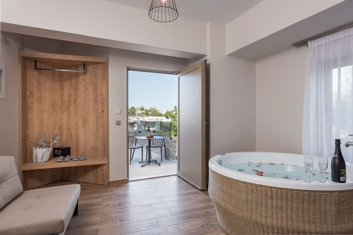 奢華客房 (Private Spa Tub) | 起居區 | 44-吋智慧型電視、有線頻道、Netflix、串流服務