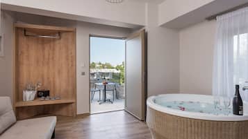 Luxe kamer (Private Spa Tub) | Woonruimte | Een 44-inch smart-tv met kabelzenders, Netflix en streamingdiensten