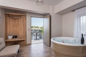 Chambre Luxe (Private Spa Tub) | Coin séjour | TV connectée de 44 pouces avec chaßnes par cùble, Netflix