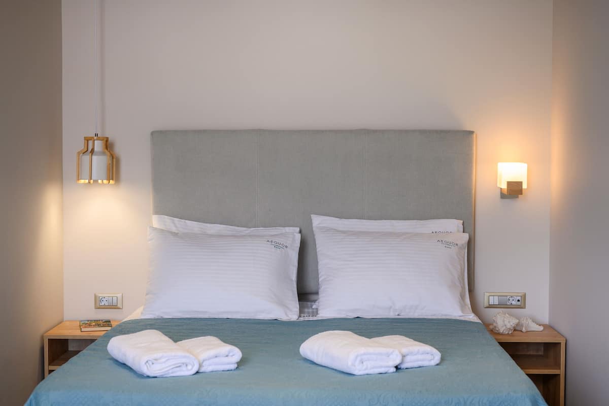 Brankas, tirai kedap cahaya, kedap suara, dan setrika/meja setrika