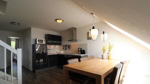 Penthouse aan de piste bij Winterberg 13 | Essbereich im Zimmer