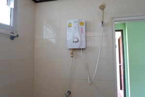 Shower, towels - Pott Guesthouse (Koh Samui)