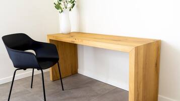 Schreibtisch, laptopgeeigneter Arbeitsplatz, Verdunkelungsvorhänge