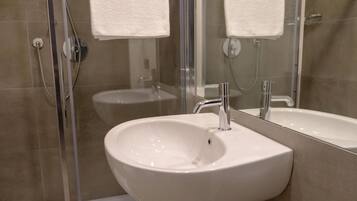 Dusche, Haartrockner, Bidet, Handtücher