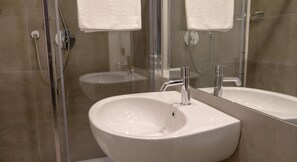 Shower, hair dryer, bidet, towels - Garda Rooms (Desenzano del Garda)