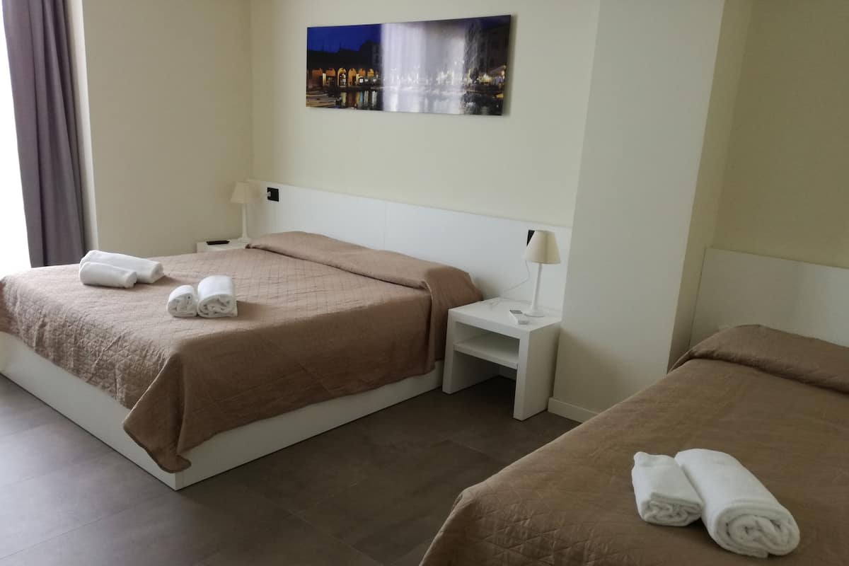 Panoramic Triple Room | Desk, laptop workspace, blackout drapes, WiFi (free)
