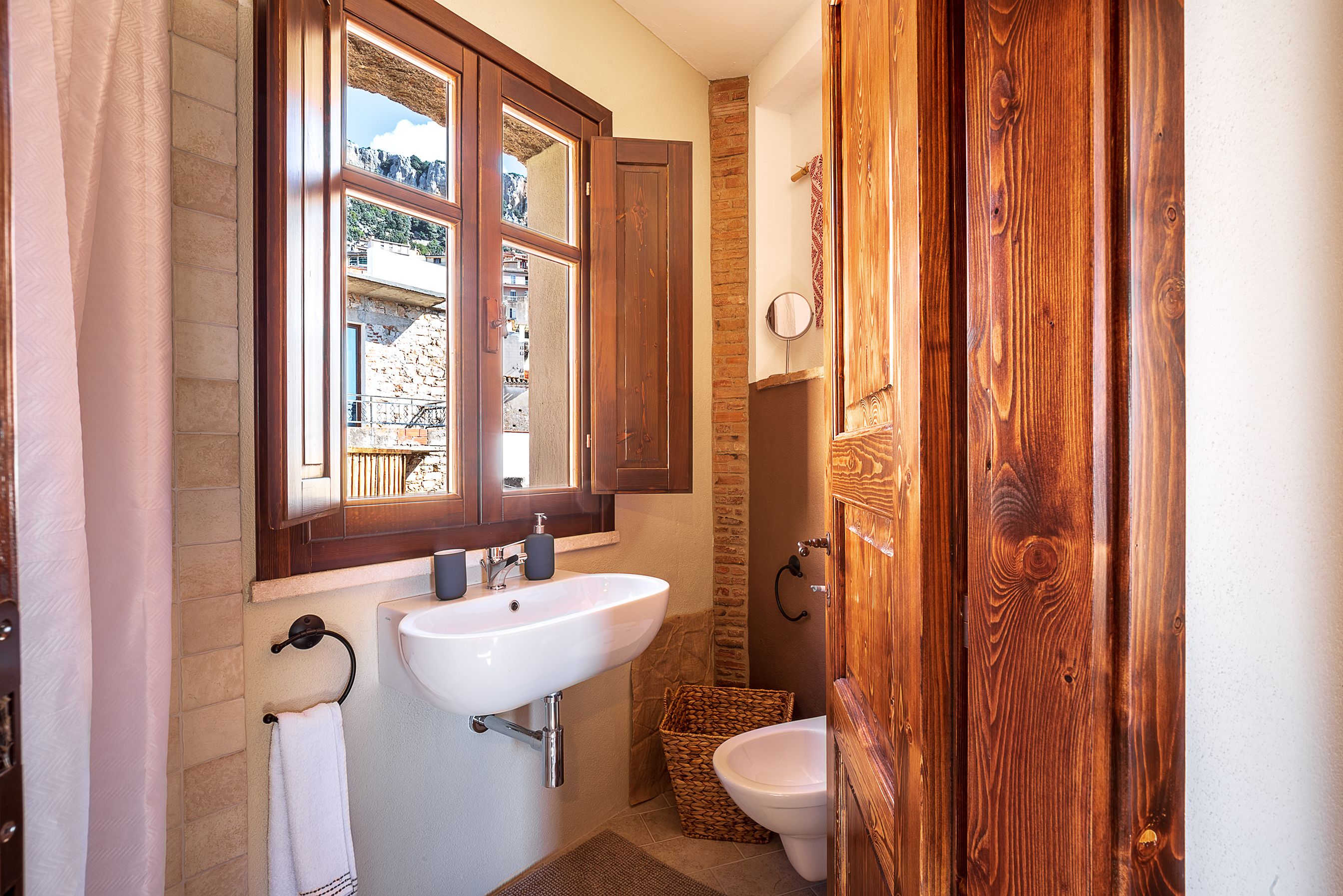 Appartement, 3 chambres | Salle de bain | Douche, séchoir à cheveux, bidet, serviettes fournies