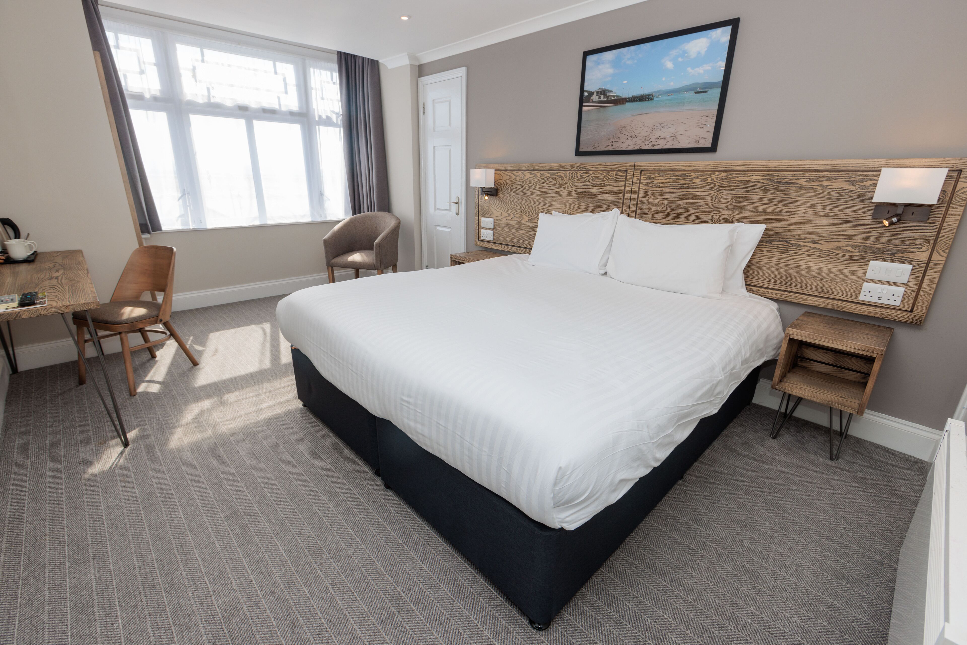 Een bureau, een laptopwerkplek, een strijkplank/strijkijzer, gratis wifi