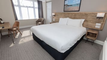 Een bureau, een laptopwerkplek, een strijkplank/strijkijzer, gratis wifi