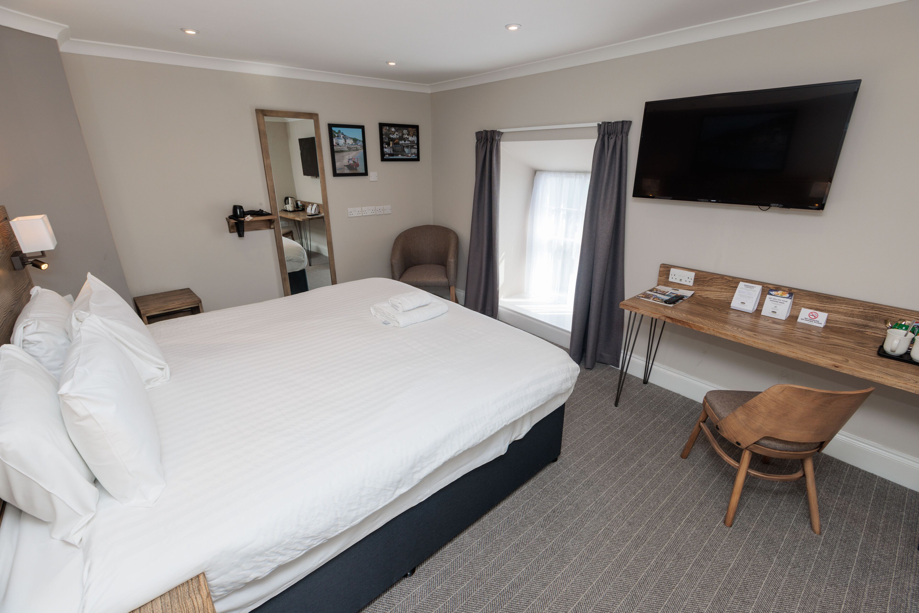 Desk, laptop workspace, iron/ironing board, free WiFi