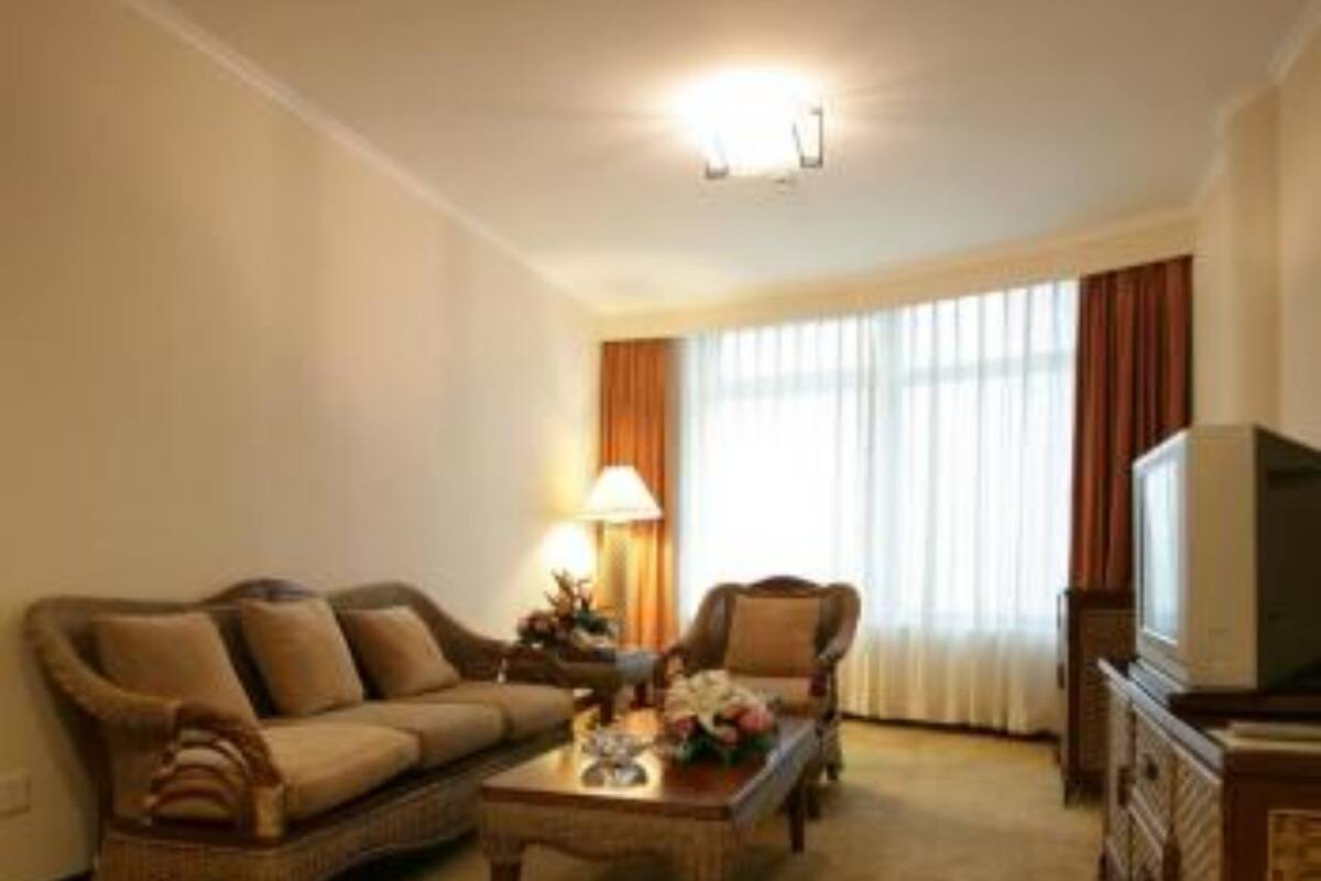 Classic Suite | In-room safe, desk, blackout drapes, iron/ironing board (on request)