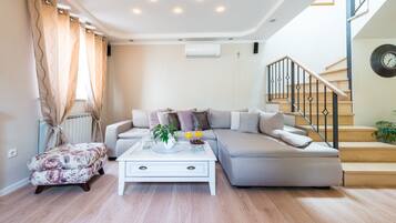 Deluxe-talo, näköala puutarhaan | Oleskelualue | Taulutelevisio