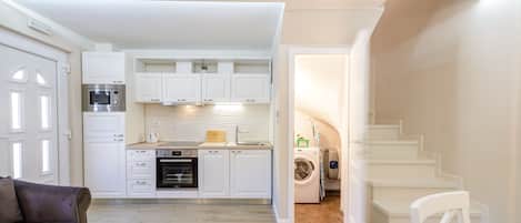 Casa Premium, vista a la ciudad | Cocina privada | Refrigerador con congelador, microondas, horno y parrilla de estufa