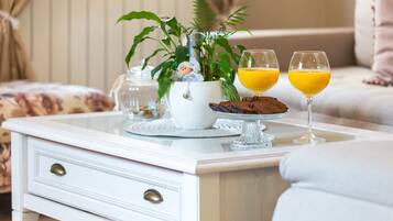 Deluxe House, Garden View | Private kitchen | Full-sized fridge, microwave, oven, stovetop