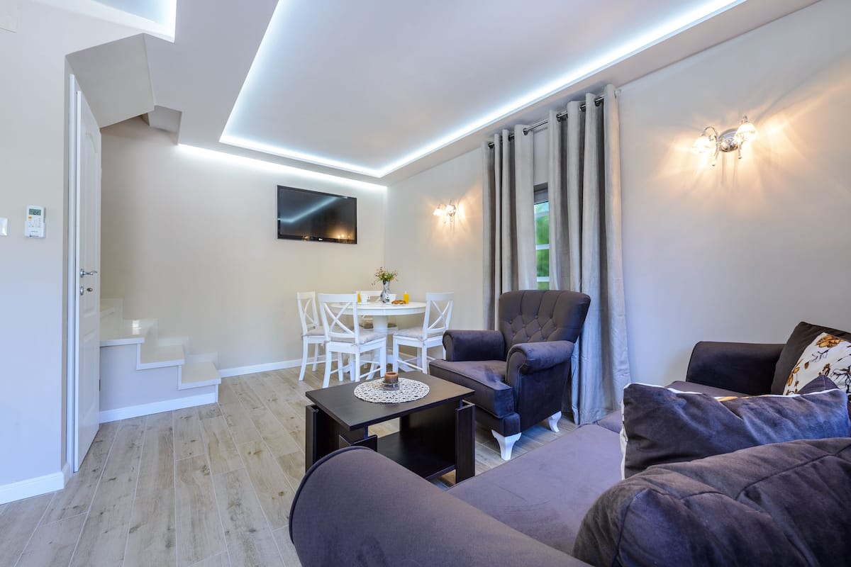 Premium-Haus, Stadtblick | Wohnbereich | Flachbildfernseher