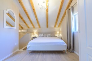 Ropa de cama de alta calidad y caja de seguridad en la habitación 