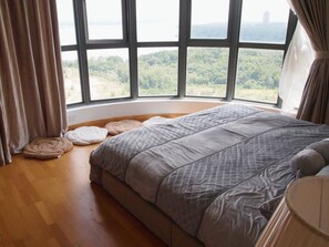 Suite de lujo | Tabla de planchar con plancha y ropa de cama 