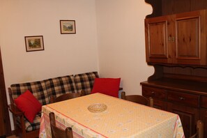 Apartment, 2 Schlafzimmer | Wohnbereich | Fernseher