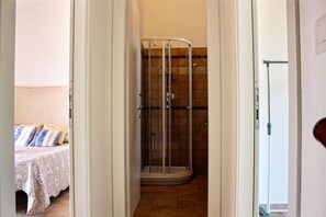 Departamento, 2 habitaciones | Baño | Regadera, bidet, toallas 