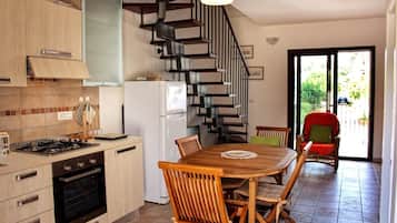 Apartamento, 2 quartos | Cozinha privada | Geladeira, fogão, cooktop, talheres/pratos/utensílios de cozinha
