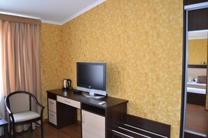 Comfort-Doppel- oder -Zweibettzimmer | Allergikerbettwaren, Schreibtisch, laptopgeeigneter Arbeitsplatz