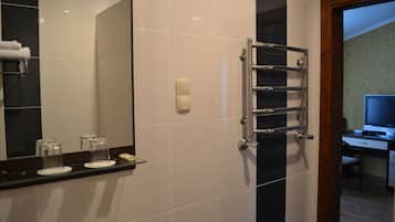 Comfort-Doppel- oder -Zweibettzimmer | Badezimmer | Dusche, Haartrockner, Hausschuhe, Handtücher